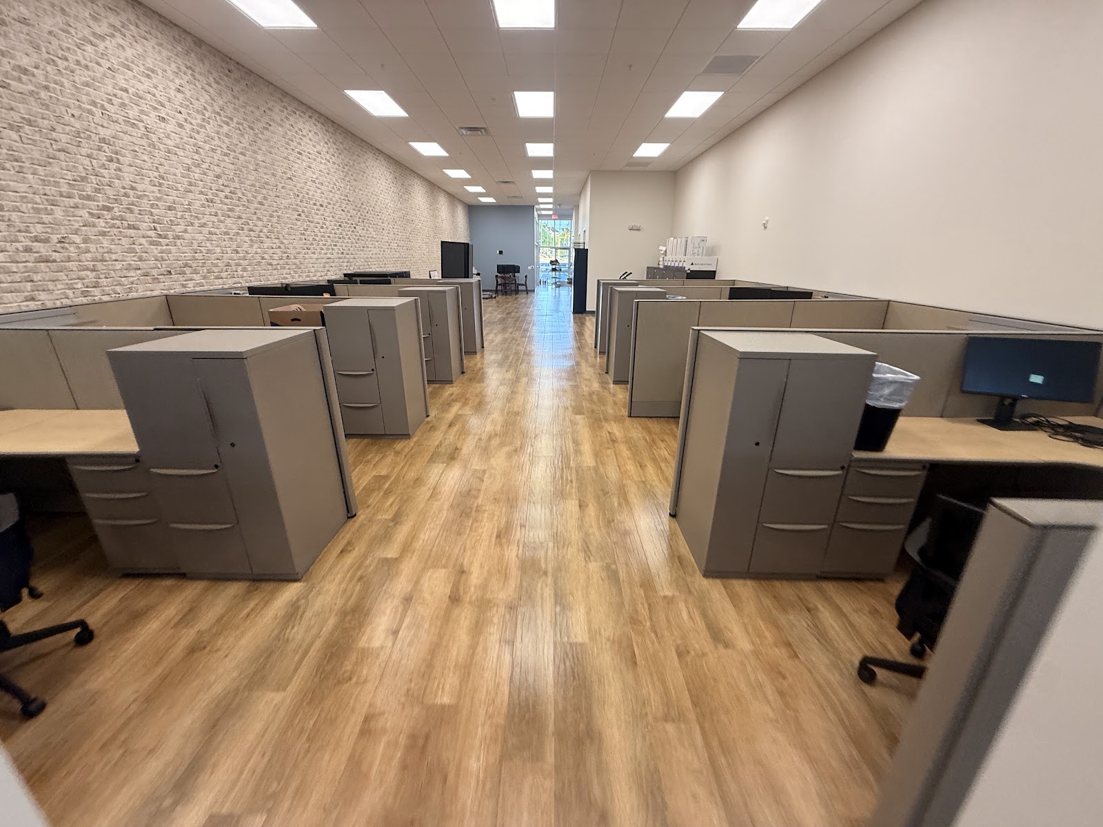 Symmetric cubicle workstation view