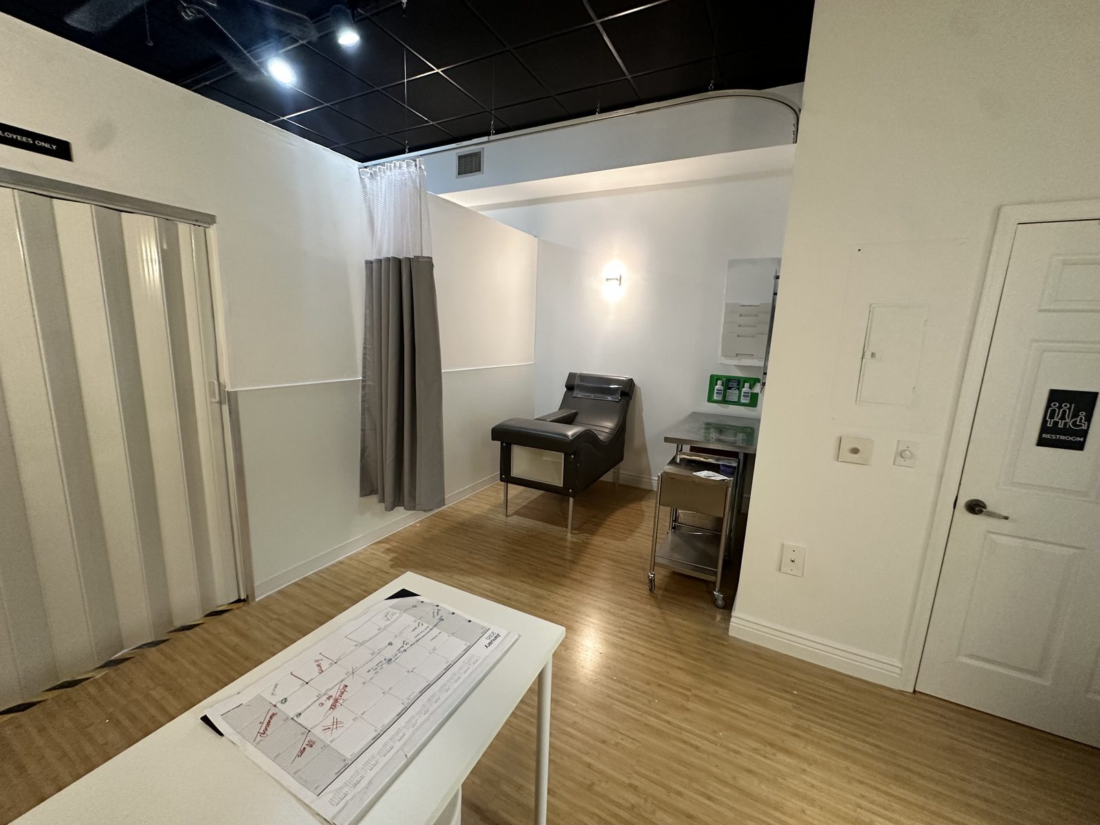 Med2Bio donor bay with collection chair