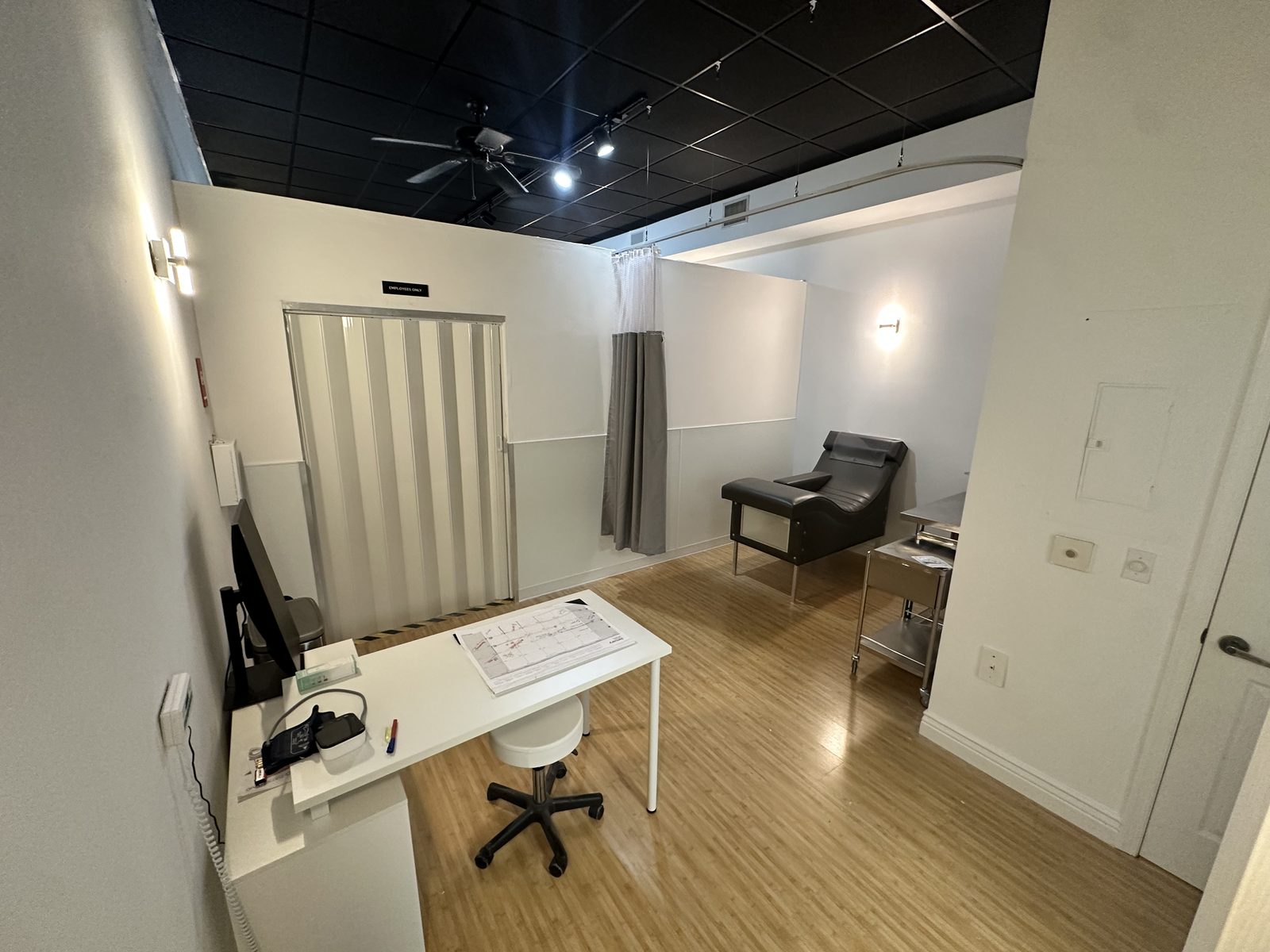 Med2Bio donor collection bay with workstation and monitor