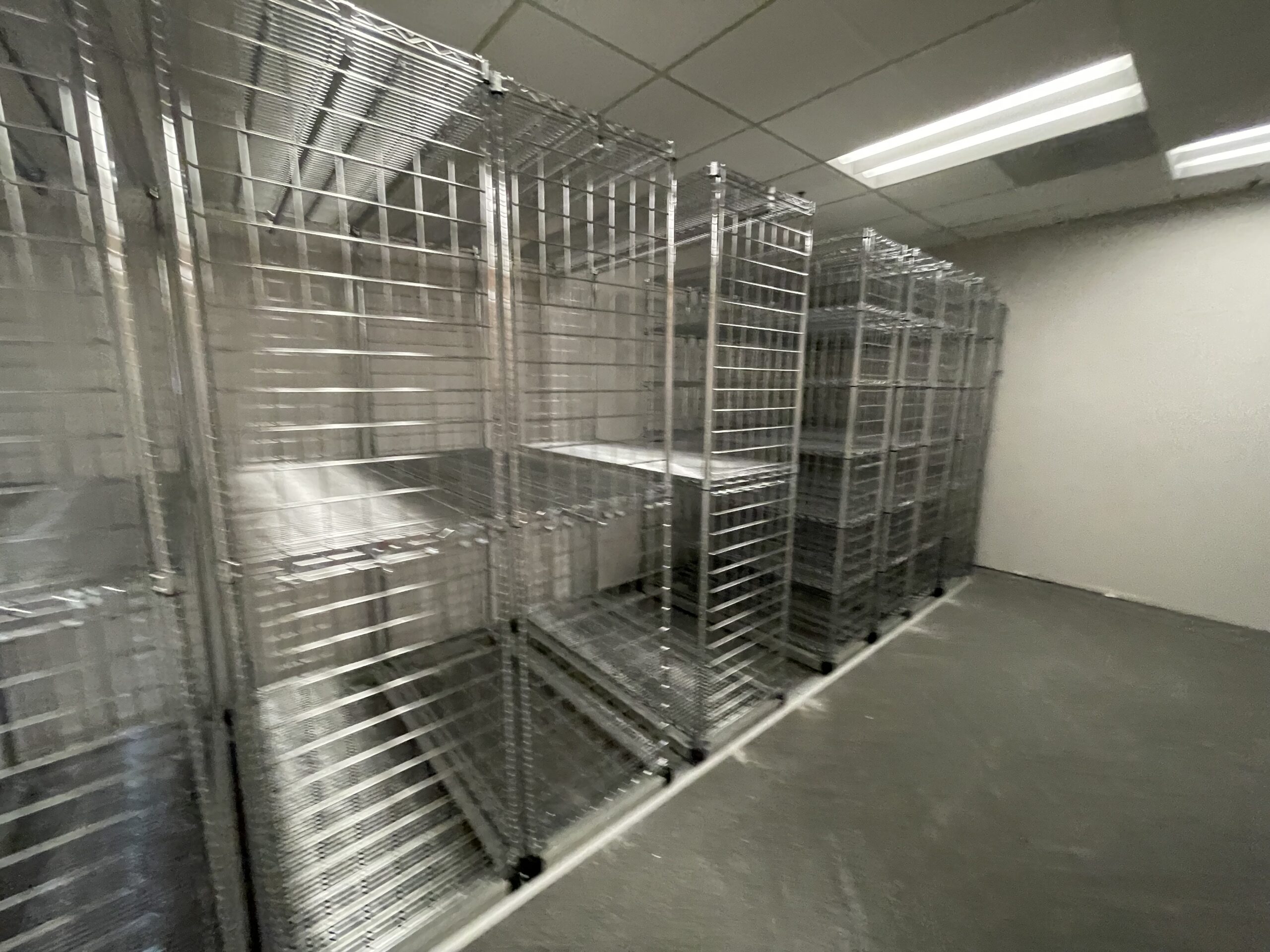 Mountain View – full mobile carriages with wire shelves and dividers